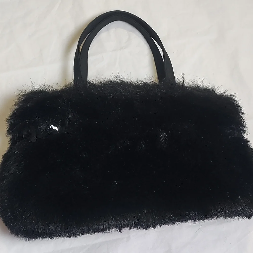 XOXO Vintage 90S Black Small Bag with Plush Fur‎
